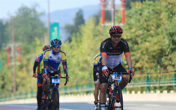 張家界武陵源：600中外騎士峰林競(jìng)速