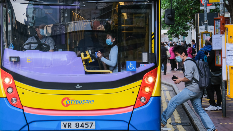 運(yùn)輸署：往赤柱及山頂?shù)陌褪糠?wù)恢復(fù)原有路線