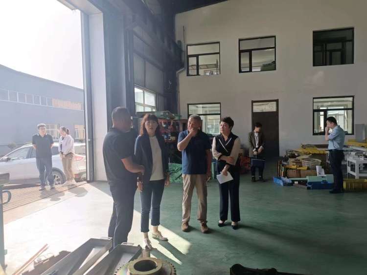 哈市香坊區(qū)委常委、副區(qū)長(zhǎng)周泉走訪調(diào)研黎明街道 精準(zhǔn)服務(wù)促發(fā)展