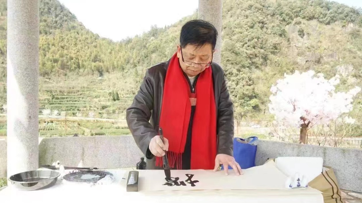 八旬實(shí)現(xiàn)三大樂事  滕延青長篇小說《街上》出版