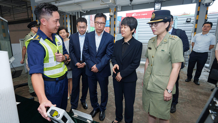 商務(wù)部副部長郭婷婷率團(tuán)到訪香港海關(guān) 了解海運(yùn)貨物清關(guān)工作