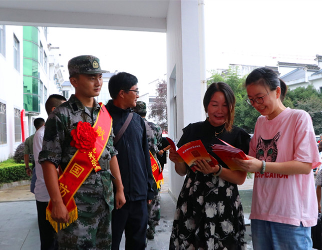 皖歙縣桂林鎮(zhèn)：送新兵  法同行