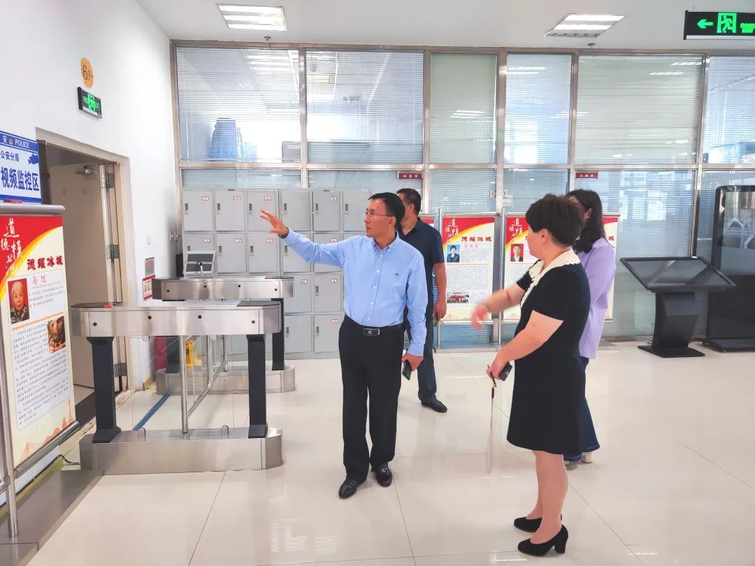 哈市文廣旅遊局深入香坊區(qū)圖書館督導檢查創(chuàng)城工作