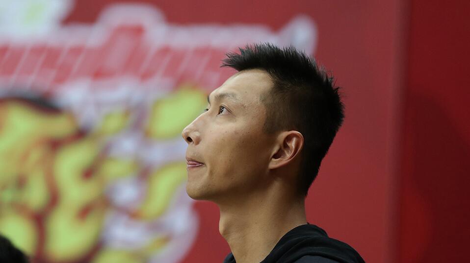 易建聯(lián)：喜歡籃球，直到遍體鱗傷 