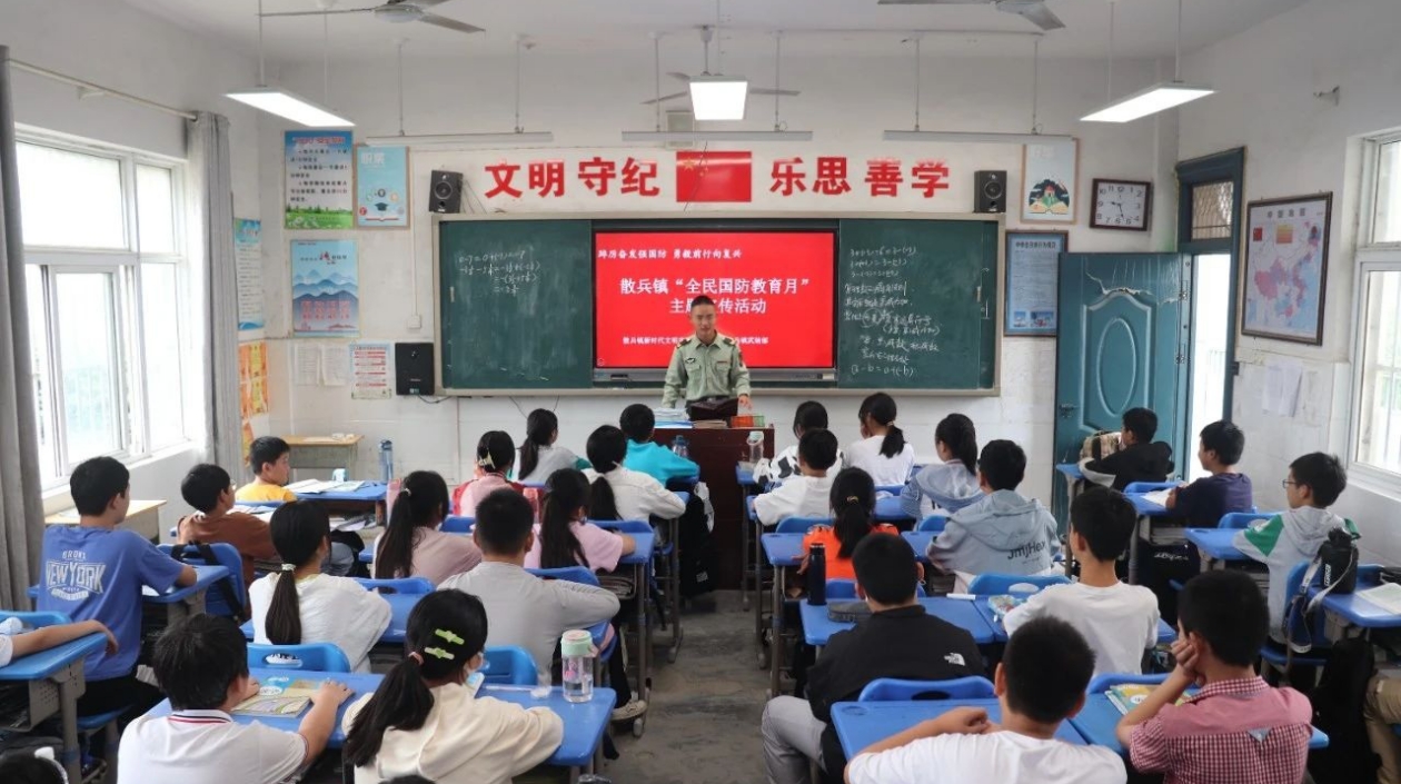 安徽巢湖：國防教育課堂變「追星」現(xiàn)場(chǎng)