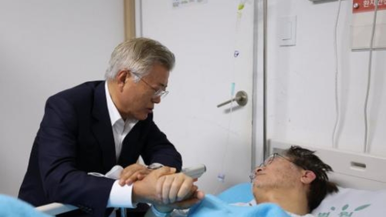 韓前總統(tǒng)文在寅探望李在明，勸說其停止絕食抗議