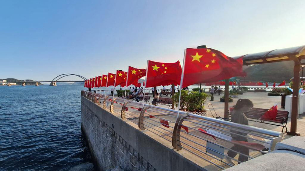 西貢區(qū)青年布置旗海 用行動賀國慶74周年