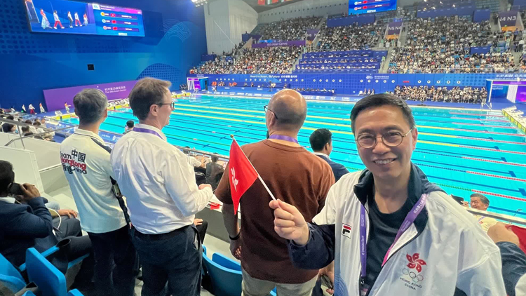 楊潤雄恭賀何詩蓓勇奪杭州亞運(yùn)金牌