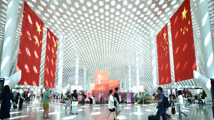 深圳機場節(jié)日氛圍和出行熱度雙「升溫」