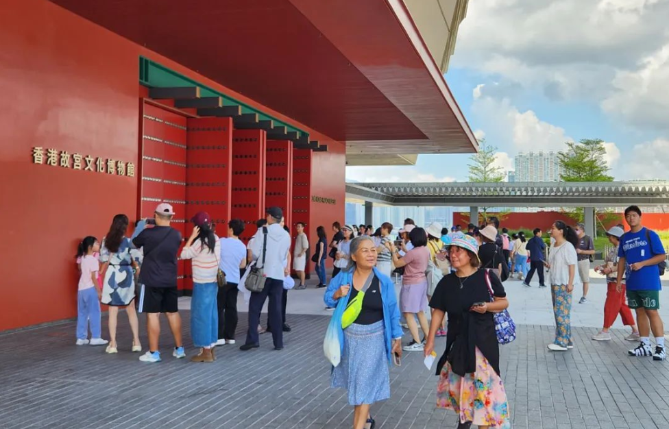 逛吃逛喝買買買 觀展看秀隨心行 超級黃金周 內(nèi)地客迫爆香港