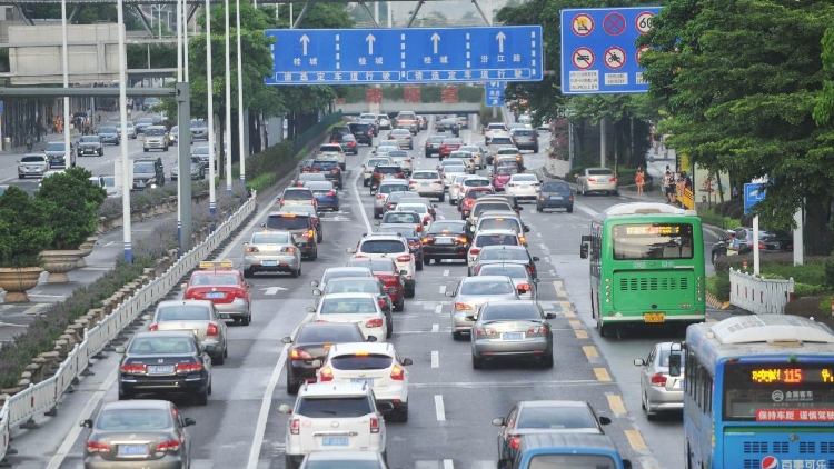 公安部交管局：全國(guó)主幹公路交通流量較假期第一天有所回落