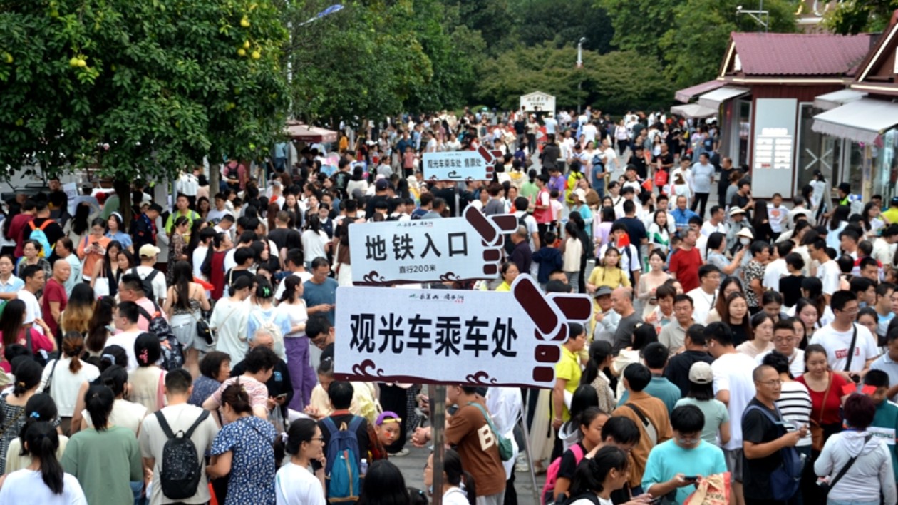 遊客暴增！中秋國慶假期第二天長沙多個景區(qū)迎客流高峰