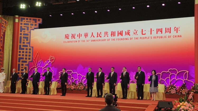 【木子手記】《歌唱祖國(guó)》響徹會(huì)展 梁振英伉儷激情高歌