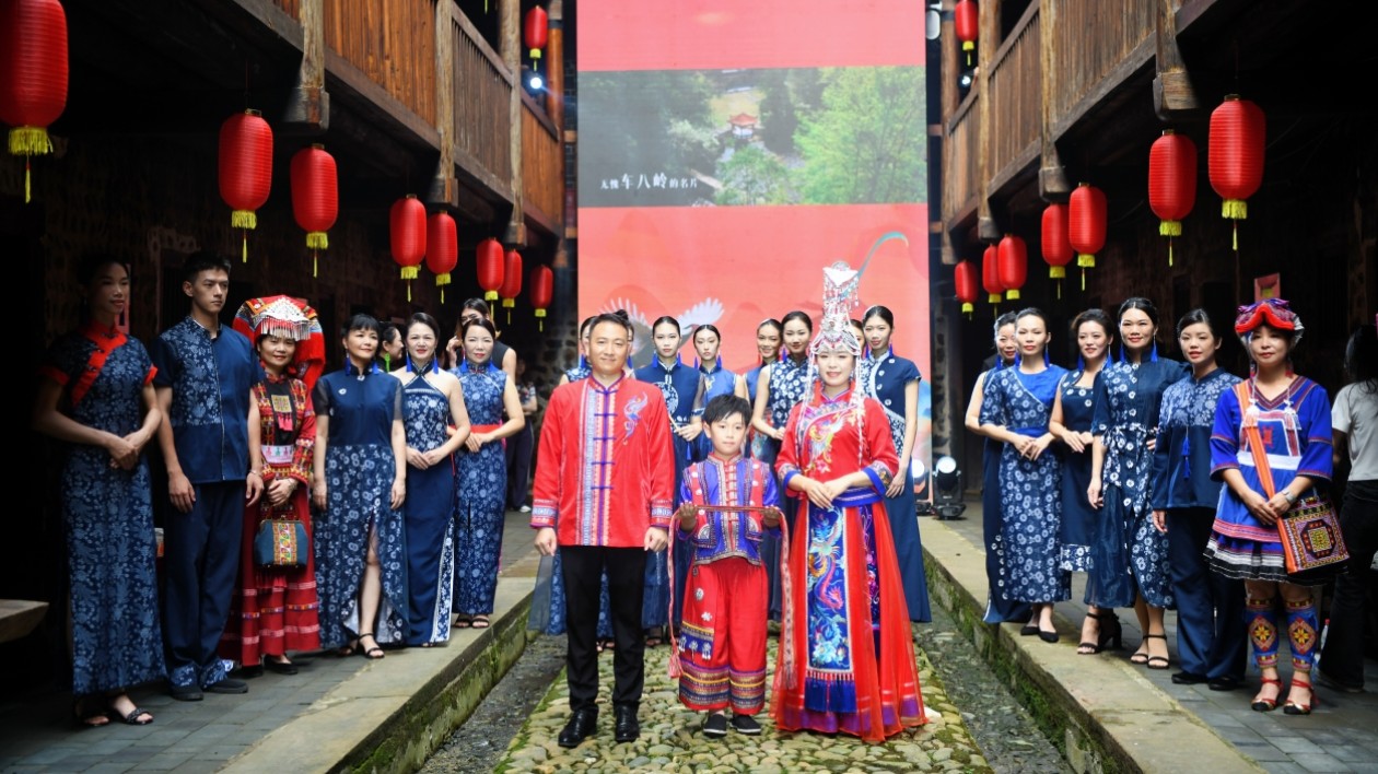 粵北始興百年圍樓里上演時(shí)裝秀  客家「國(guó)潮」禮讚祖國(guó)