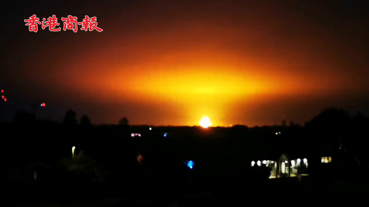有片丨英國牛津一工廠遭雷擊後爆炸 巨大火球照亮整個(gè)夜空