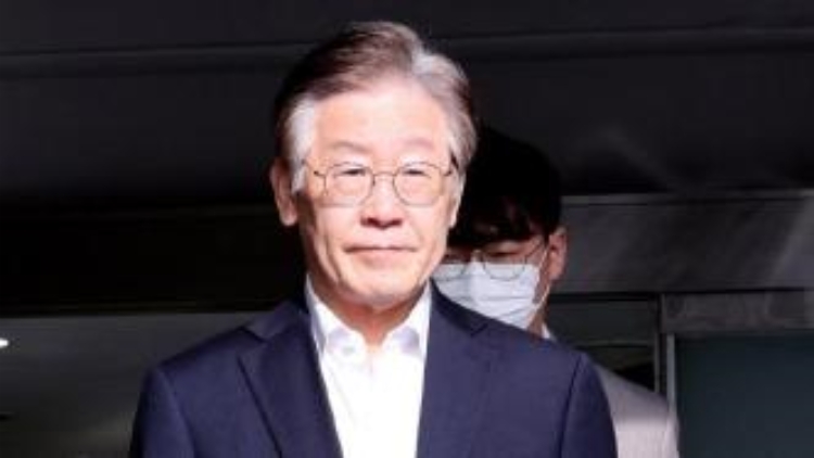 韓國(guó)最大在野黨黨首李在明出席涉貪腐瀆職案首次公審