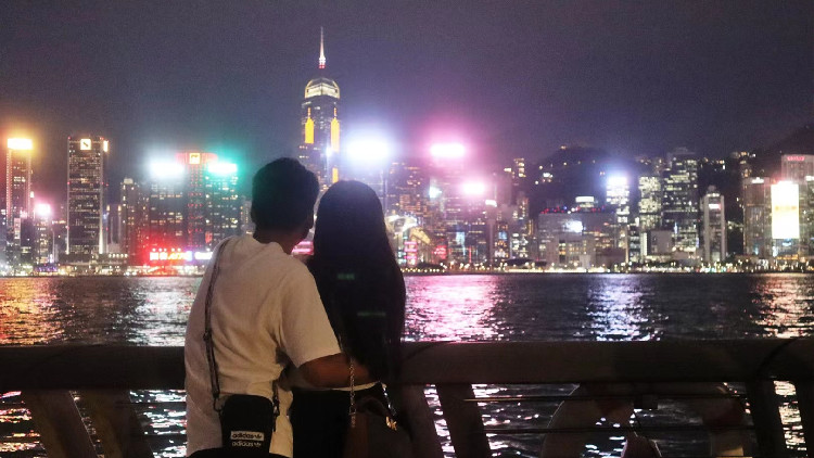 圖集｜小犬襲港│三號(hào)強(qiáng)風(fēng)信號(hào)下 維港打風(fēng)夜繽紛