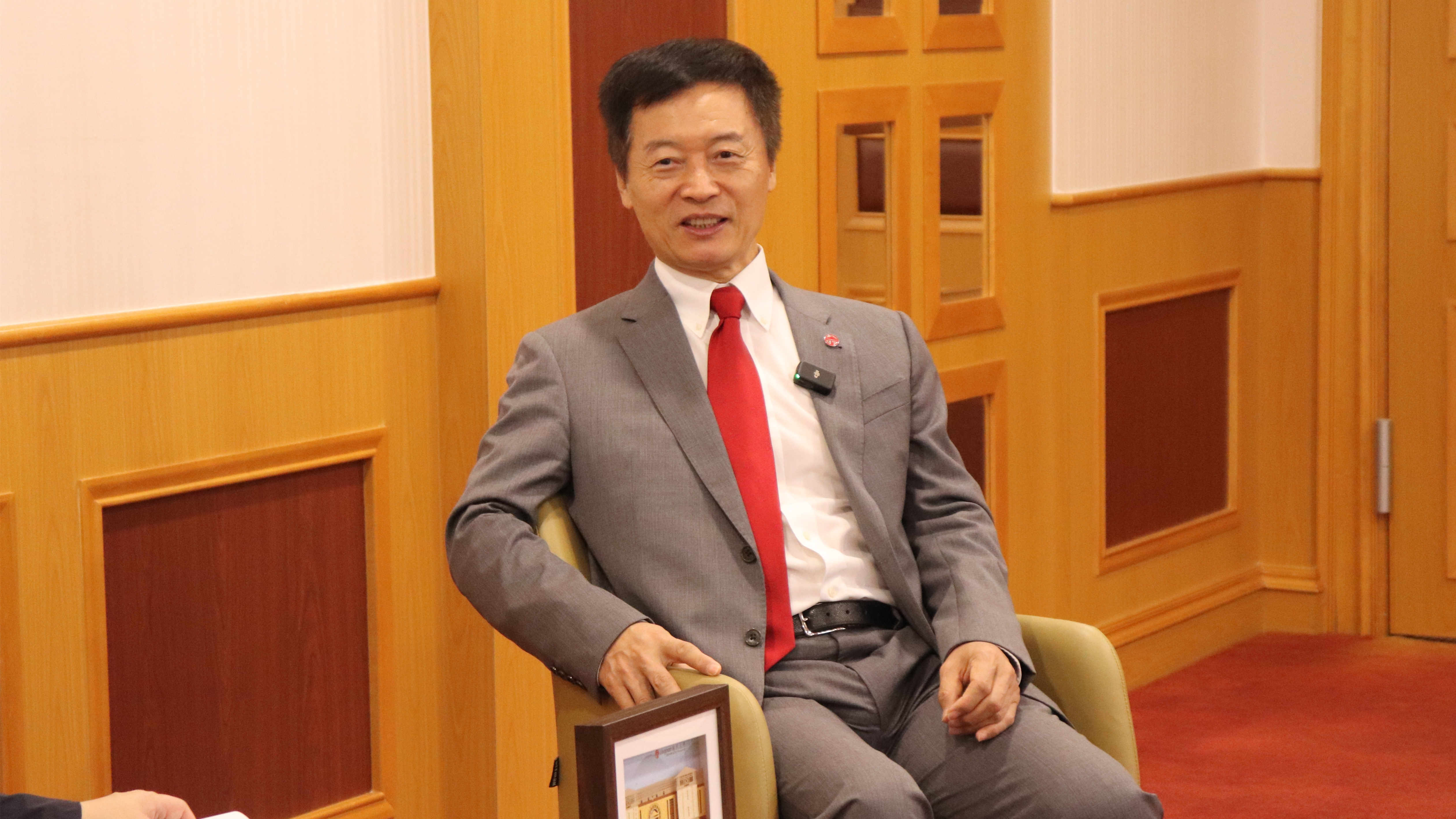 高端訪問｜香港商報(bào)專訪嶺南大學(xué)校長(zhǎng)秦泗釗 百年名校 弦歌不輟