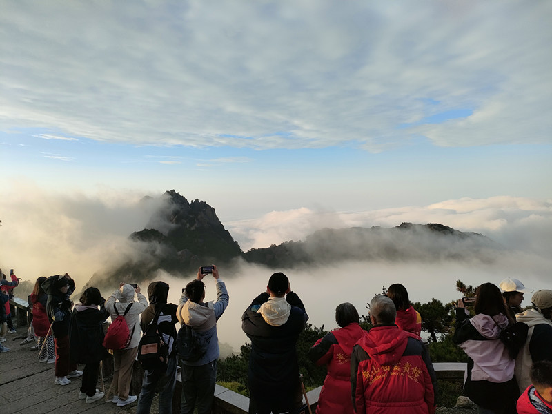 秀美黃山秋色美 優(yōu)質(zhì)服務(wù)遊人樂