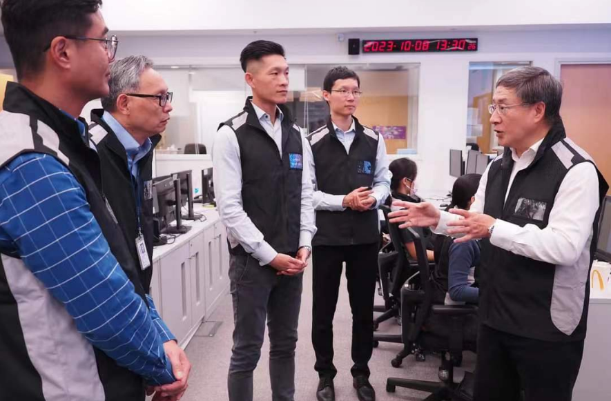 卓永興視察緊急事故監(jiān)察及支援中心 聽取應(yīng)對(duì)颱風(fēng)部署