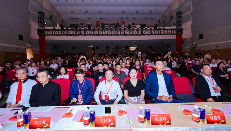 易建聯(lián)退役後首次亮相  攜手深圳報業(yè)集團(tuán)雲(yún)南大益集團(tuán)做公益