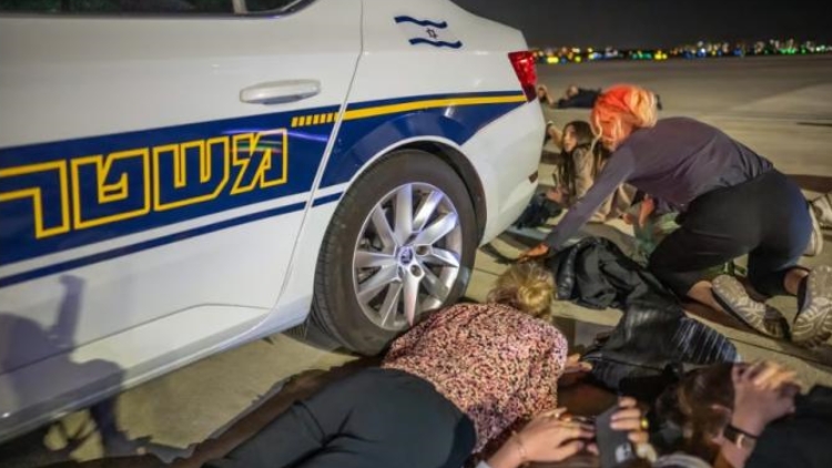 德國總理在以色列機(jī)場遇火箭彈襲擊 緊急撤離至避難所