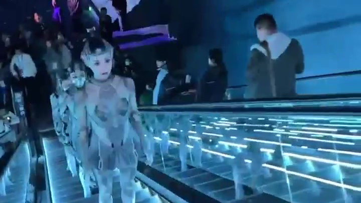 夢幻聯(lián)動！《深A(yù)I你》《流浪地球2》劇組在成都世界科幻大會與科幻迷親密互動