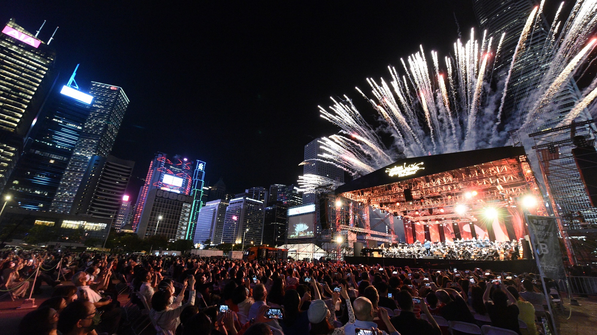 【文藝】聽?wèi)敉饨豁懸魳窌?huì) 賞璀璨煙花及夜景