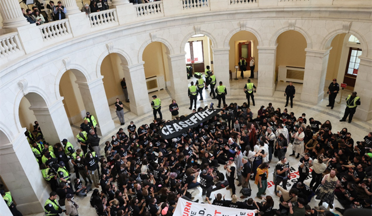 抗議者湧入美國會大廈籲巴以?；? 300餘人被捕