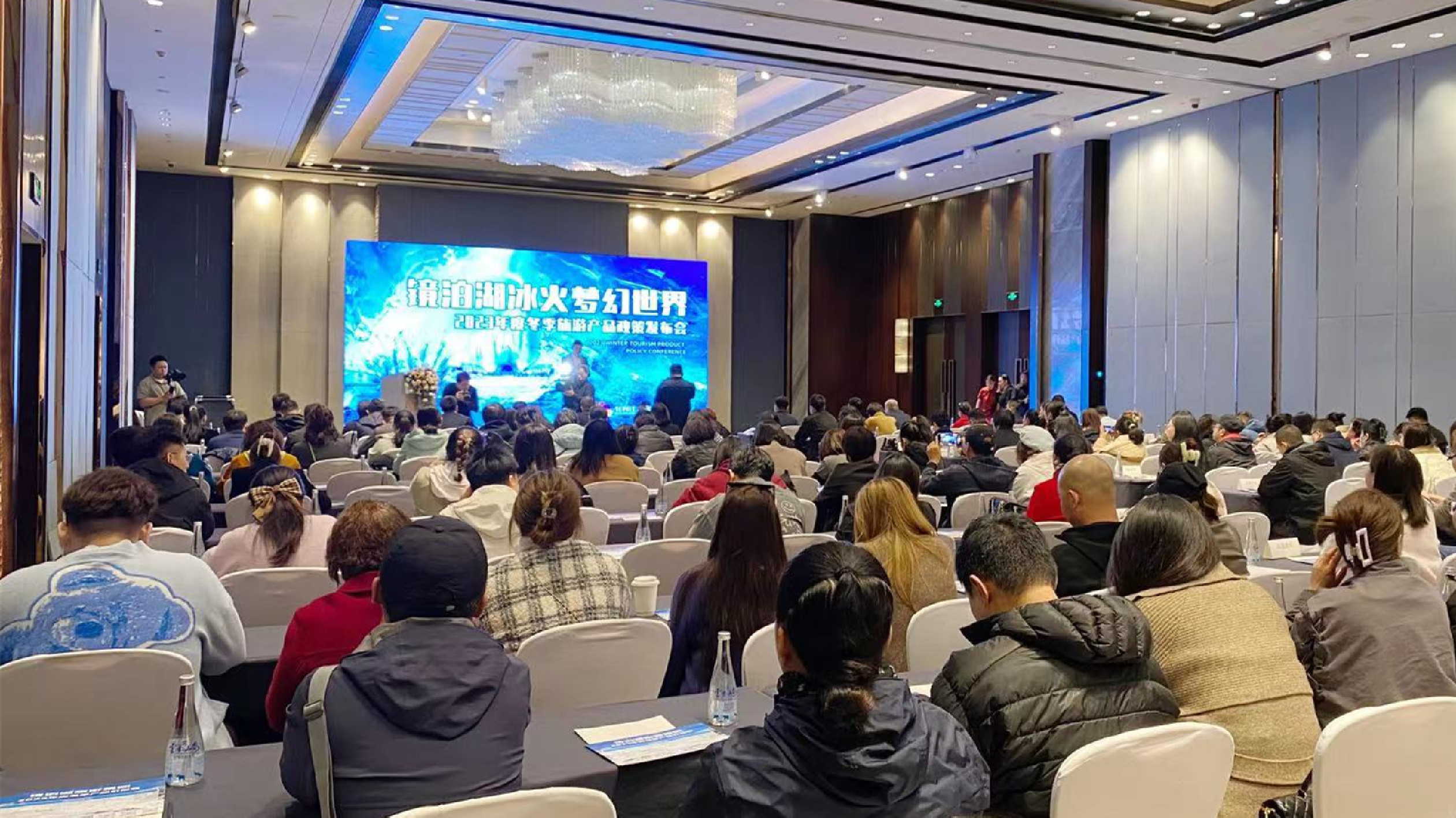 一核一路三片區(qū)！今冬牡丹江鏡泊湖開(kāi)啟冰火夢(mèng)幻世界