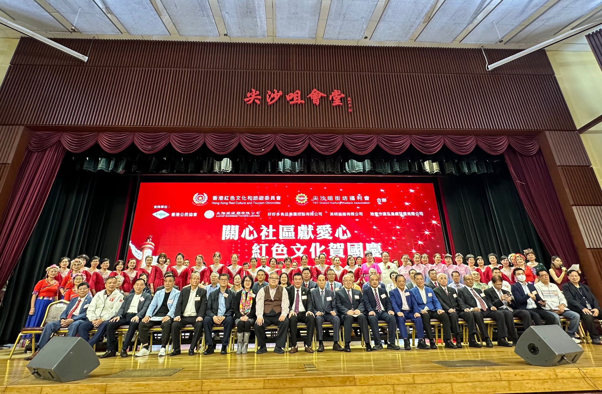 關(guān)心社區(qū)顯愛心 紅色文化賀國(guó)慶