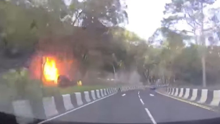 的士清水灣道撞壆後翻側(cè)起火 司機命危