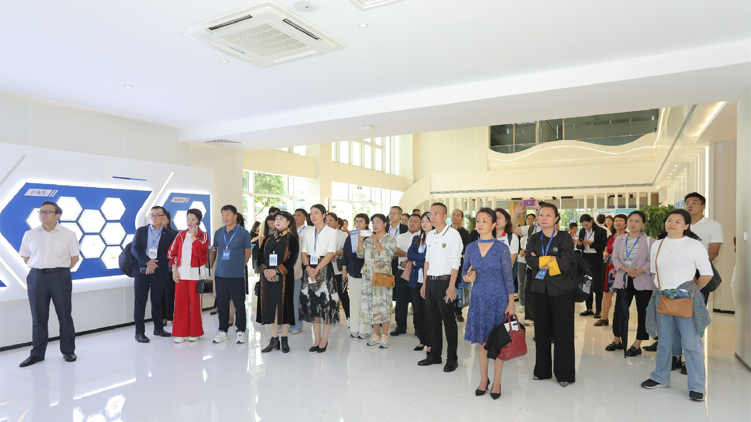 2023年東亞商務(wù)論壇嘉賓考察江東新區(qū)和全球貿(mào)易之窗