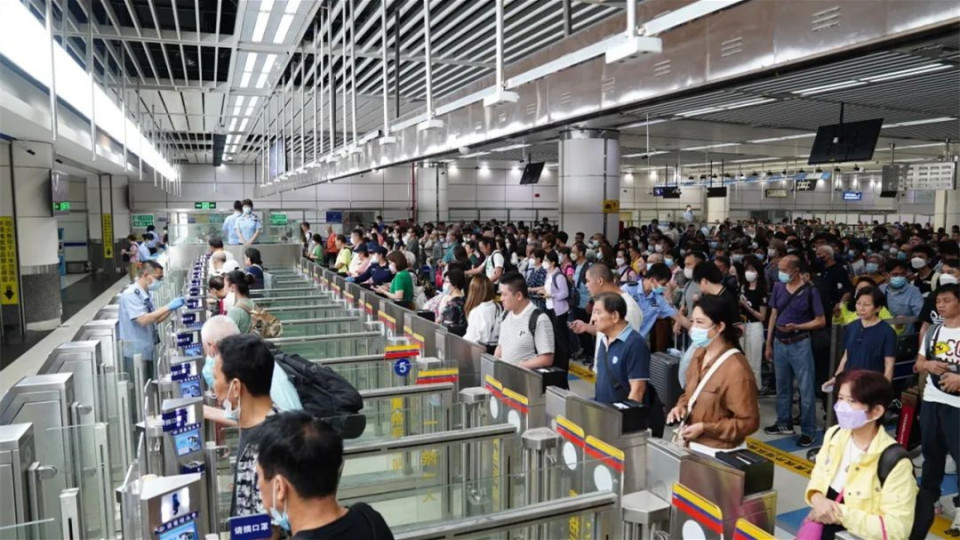 假期多口岸現(xiàn)人潮 劉國勳冀延長陸路口岸開放時間