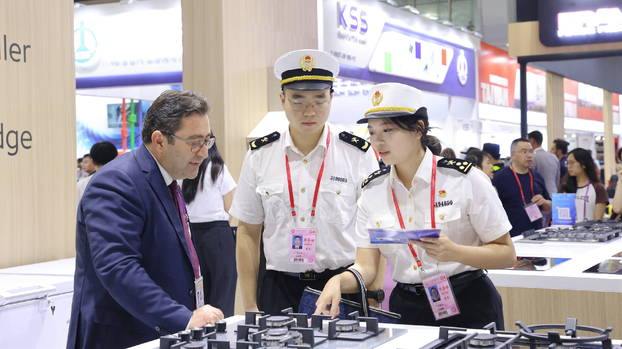 廣交會(huì)到會(huì)客商大增五成近15萬(wàn)  「中國(guó)智造」借「廣交東風(fēng)」搶訂單、拓市場(chǎng)