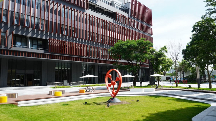 查毅超：施政報告進(jìn)取迎挑戰(zhàn) 產(chǎn)業(yè)導(dǎo)向增強(qiáng)發(fā)展動能