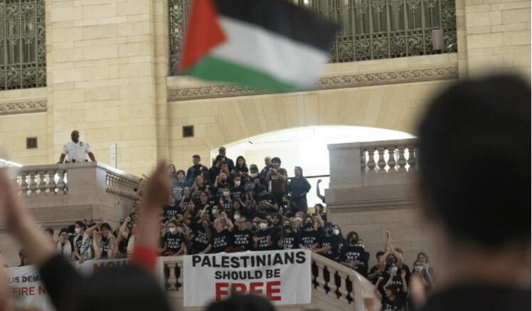 巴以衝突｜以軍稱擴大對加沙地面戰(zhàn) 紐約猶太人舉行反戰(zhàn)遊行