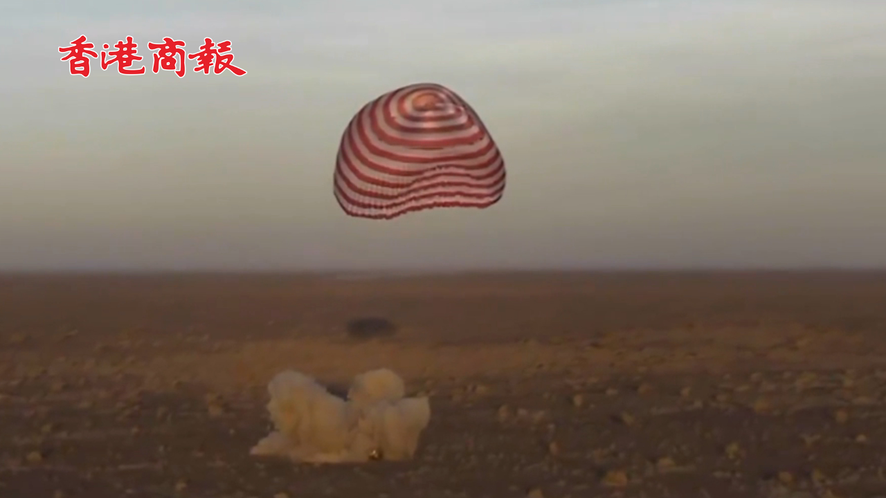 有片丨神舟十六號(hào)載人飛船返回艙在東風(fēng)著陸場(chǎng)成功著陸