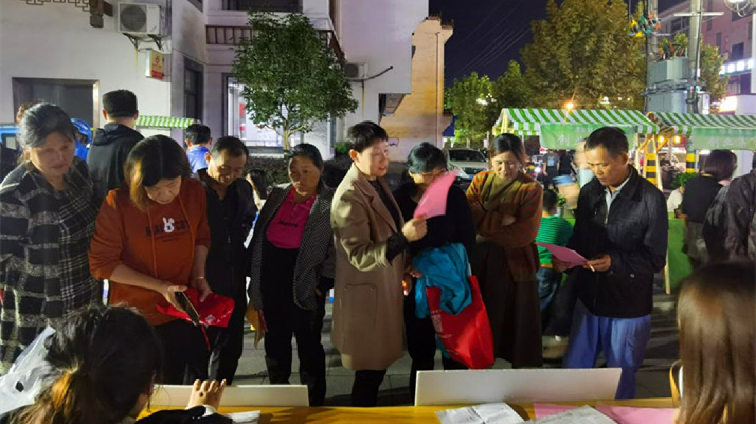 「鄰工夜市」+創(chuàng)業(yè)集市   擰開徽州「元?dú)獗谩? title=