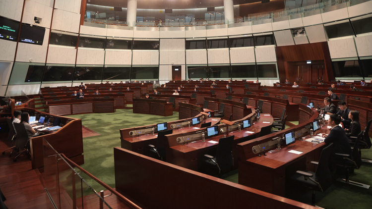 立法會(huì)通過(guò)議員議案 更深入和廣泛開展愛國(guó)主義教育