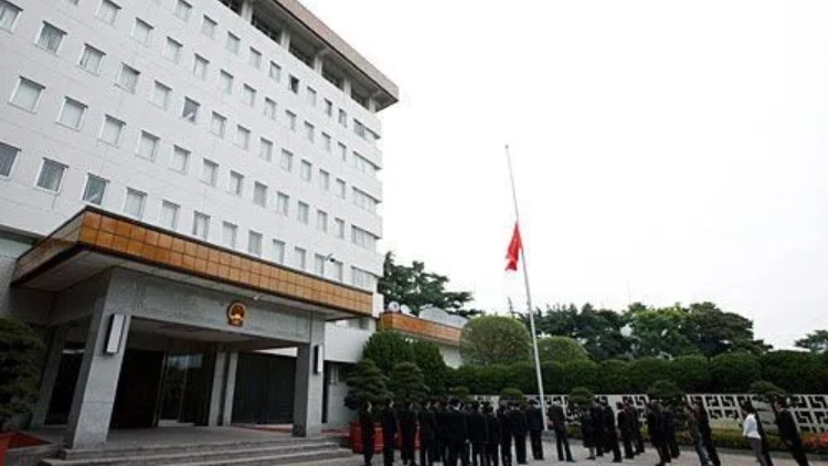 麻生太郎稱日美澳應(yīng)防止中方在臺灣問題上以武力改變現(xiàn)狀，中使館駁斥