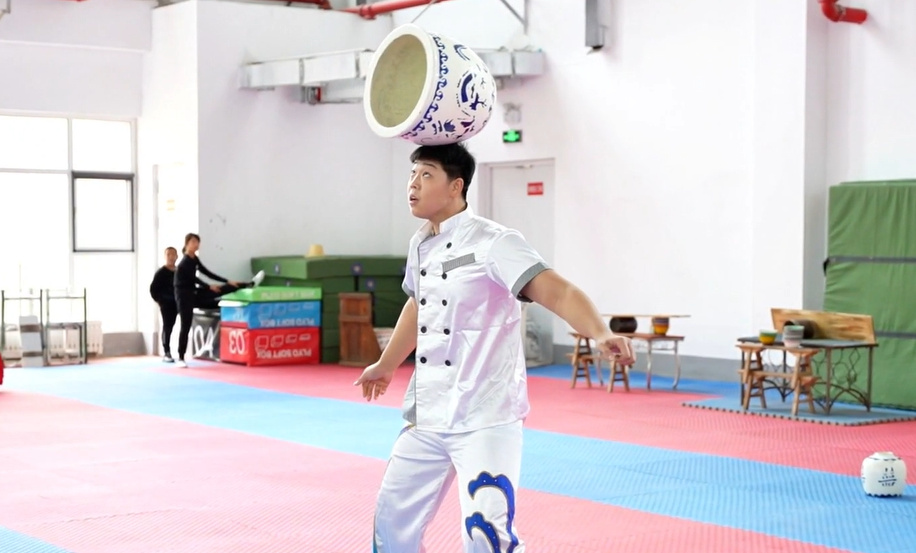 外國(guó)友人體驗(yàn)山東寧津雜技