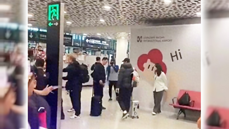 韓國隊抵達深圳獲大批球迷接機 中韓戰(zhàn)門票已售罄 雙方打響賽前心理戰(zhàn)