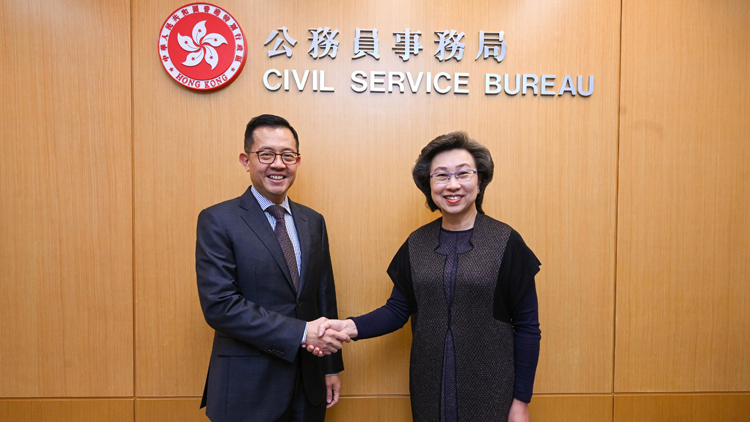 楊何蓓茵晤新加坡公務(wù)員首長(zhǎng) 就公務(wù)員招聘及培訓(xùn)交流經(jīng)驗(yàn)