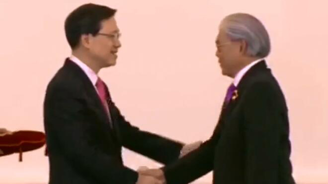 有片 | 祝賀！霍震霆拿大紫荊勳章 現(xiàn)場(chǎng)有小插曲