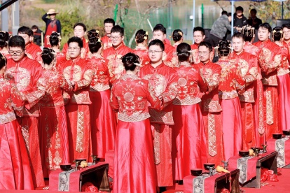 浪漫加倍 中鐵二十四局60對(duì)一線職工舉行集體婚禮