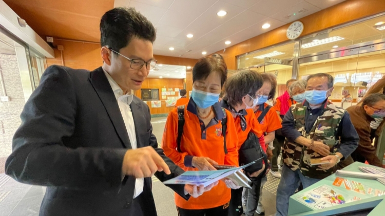 官員落區(qū)籲1210齊投票 齊齊支持區(qū)選進(jìn)社區(qū)