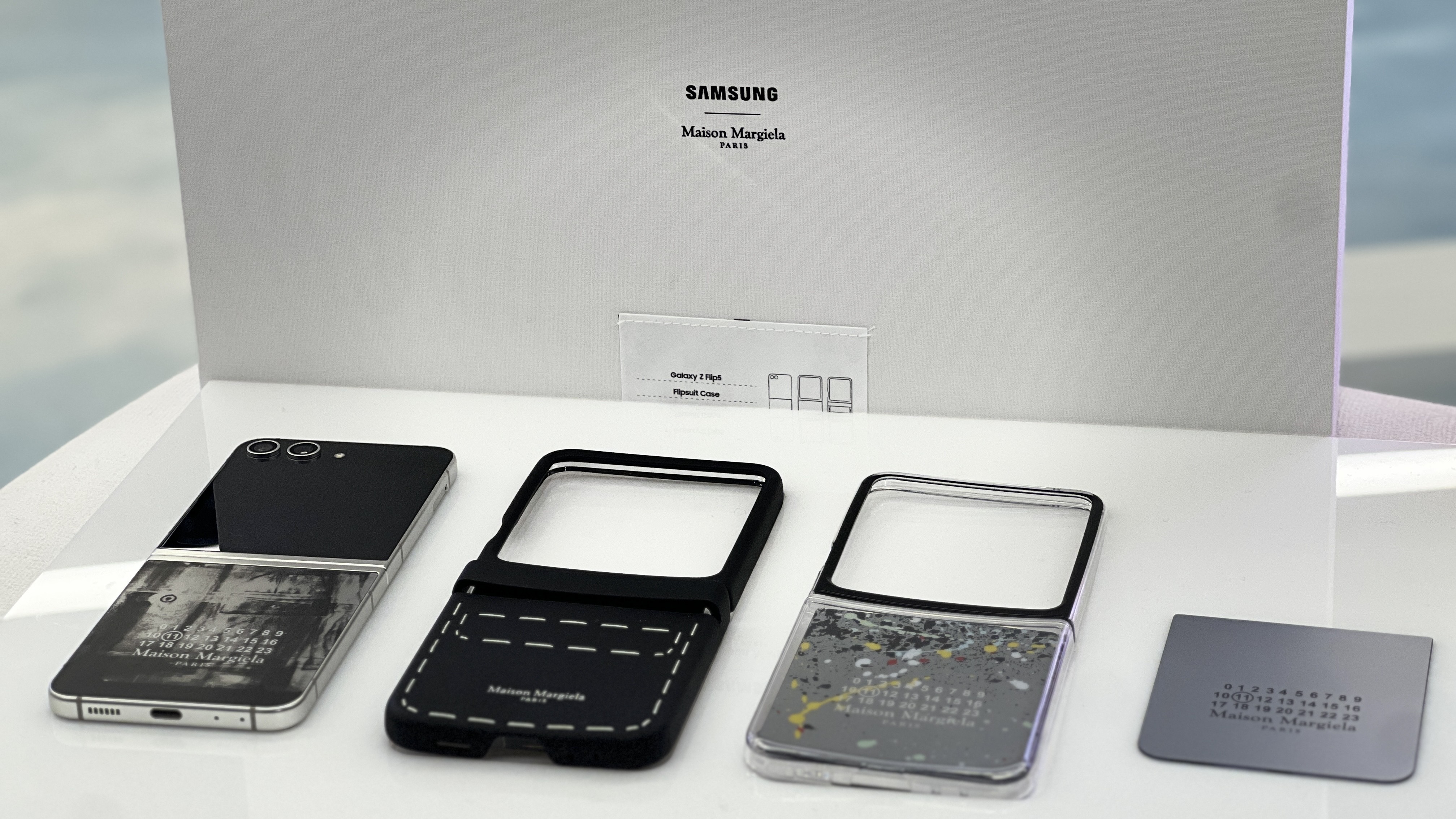 【數(shù)碼】跨界聯(lián)名 時尚折疊新手機(jī)