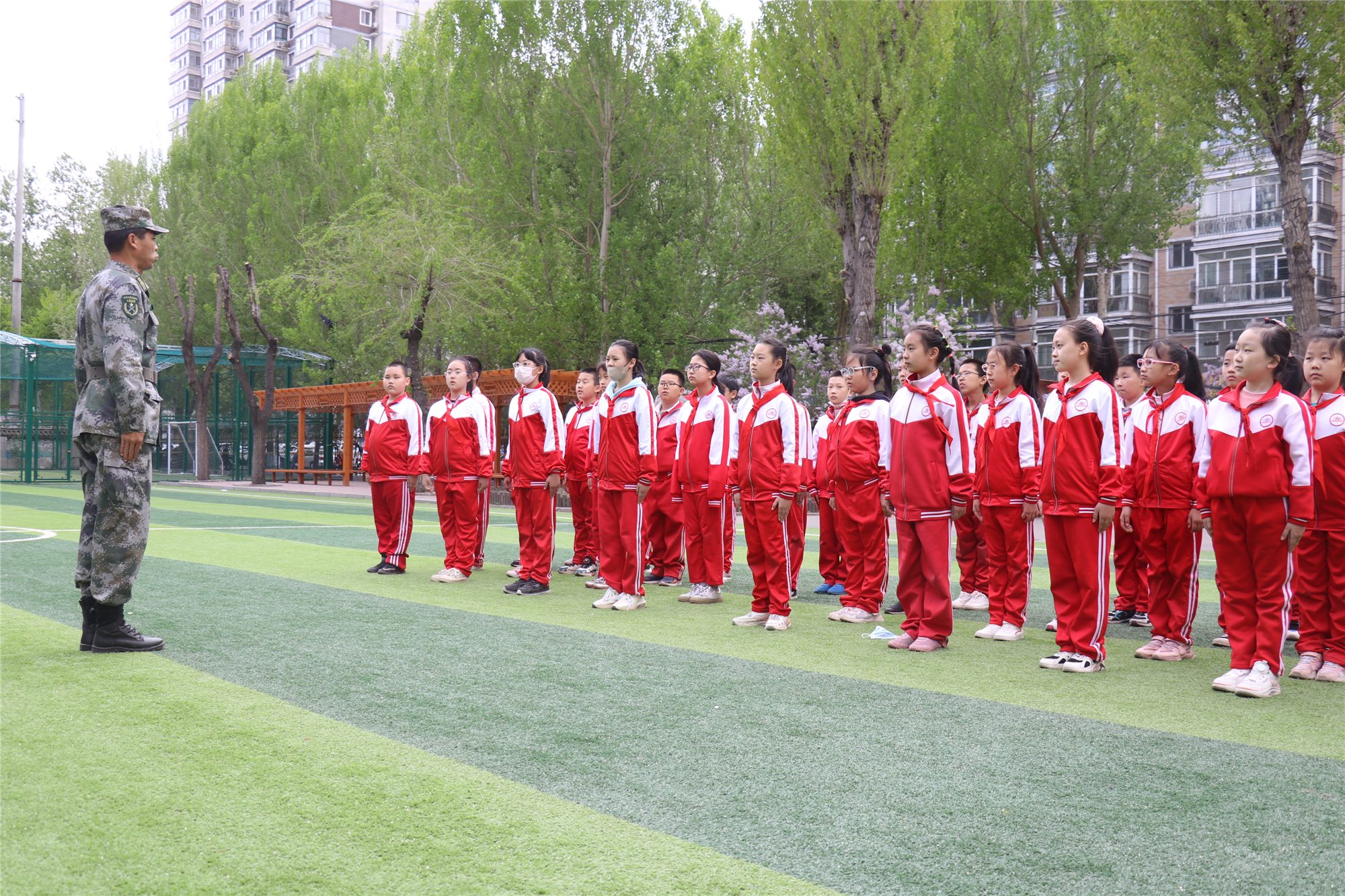 哈市香坊區(qū)：率先將解放軍隊(duì)列操典融入課堂教學(xué)深化校園國防教育