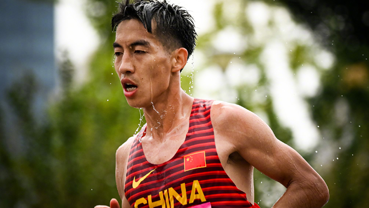 2小時(shí)07分09秒!楊紹輝破中國(guó)馬拉松紀(jì)錄